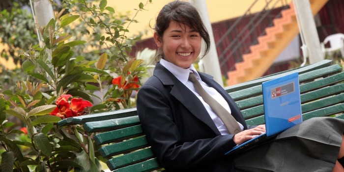 Google Classroom es una aplicación que ofrece la posibilidad de que profesores y alumnos peruanos puedan mantenerse en contacto de manera permanente directa y personalizada